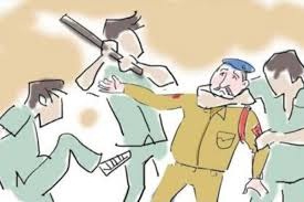 सडक़ों पर रेहड़ी-पटरी हटाने पहुंची पुलिस टीम पर हमला सडक़ों पर रेहड़ी-पटरी हटाने पहुंची पुलिस टीम पर हमला